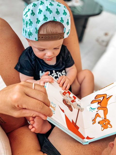 Little boy reading a Mizzie book, Reading with my kid